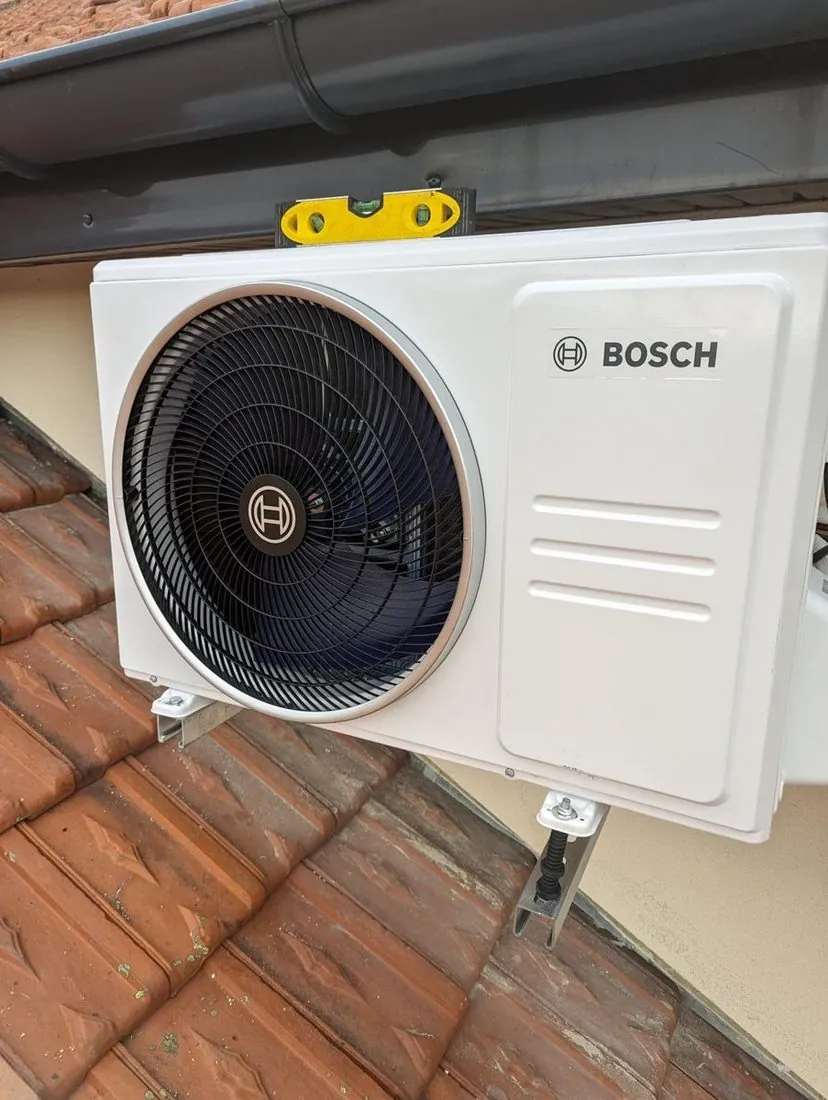 Groupe extérieur de climatisation Bosch installé par Clim69