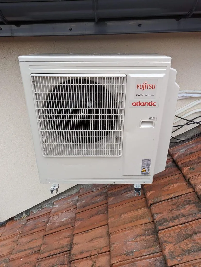 Groupe extérieur de pompe à chaleur Fujitsu installé sur terrasse