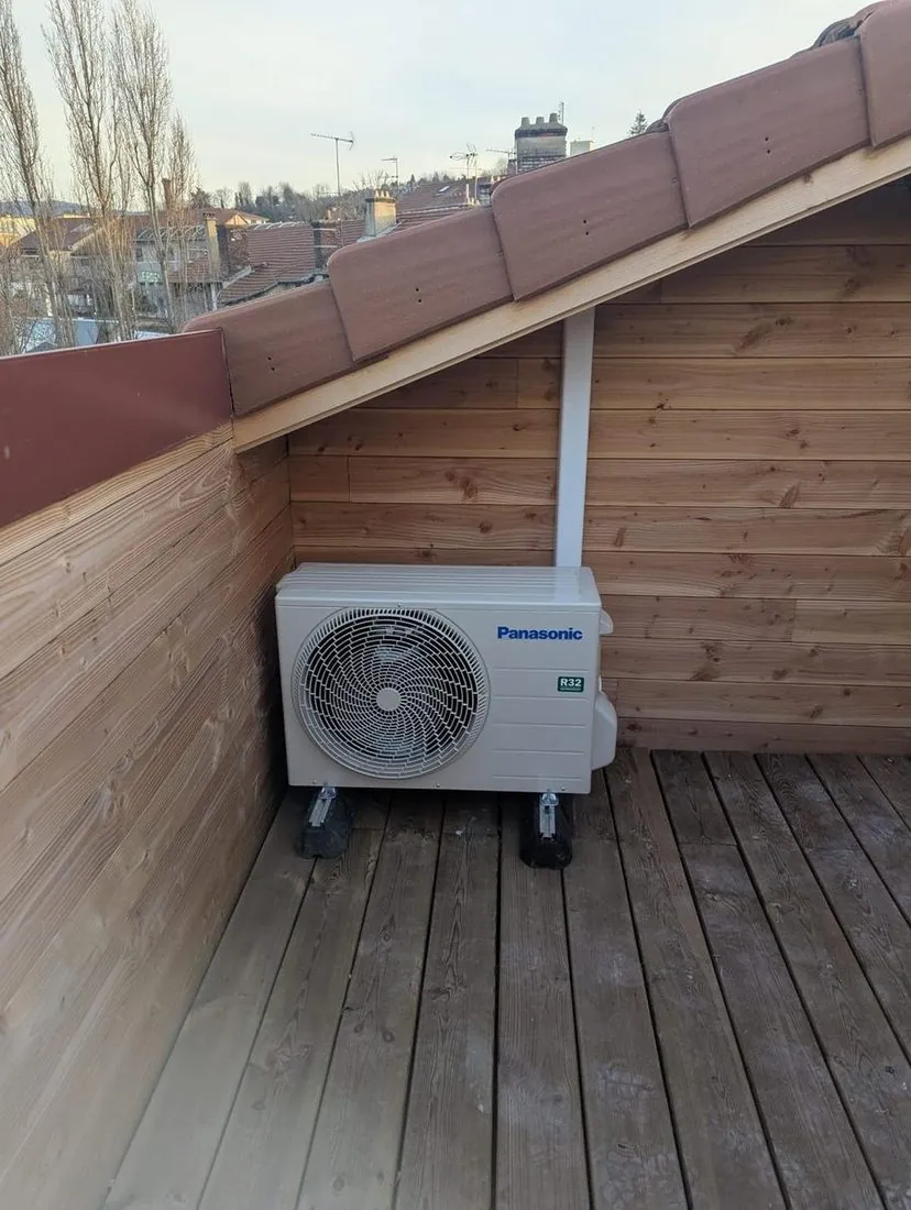 Groupe extérieur de climatisation installé en toiture par Clim69