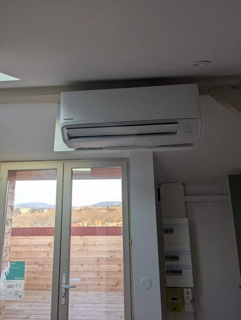 Unité de climatisation posée près d'une fenêtre par Clim69