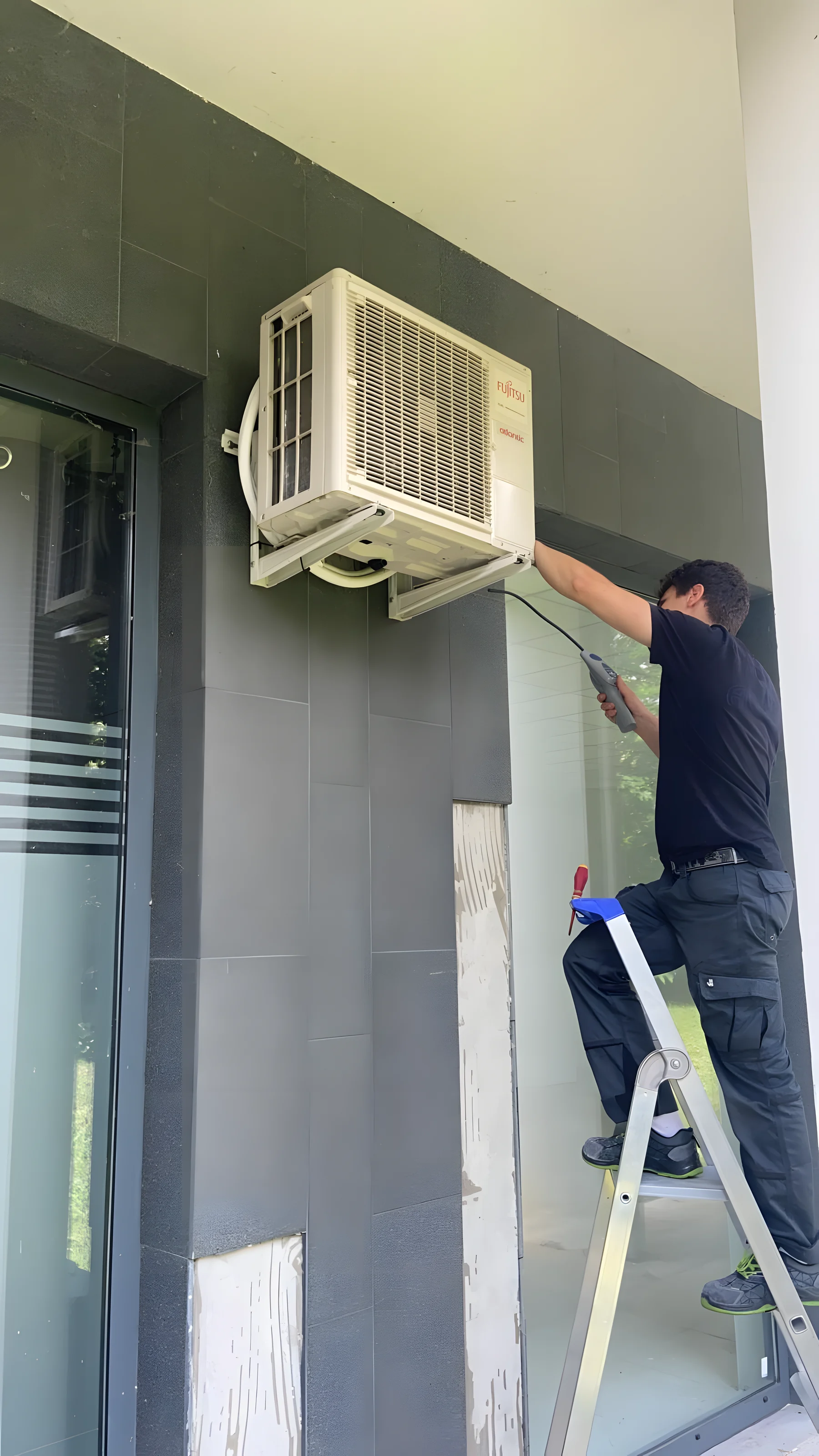 Technicien Clim69 en intervention sur un groupe extérieur