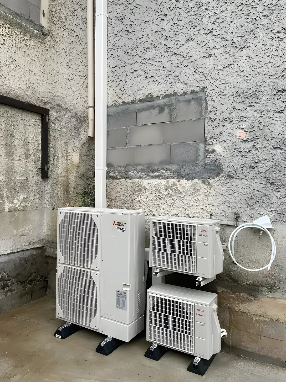 Groupes extérieurs posés par Clim69 dans une cour